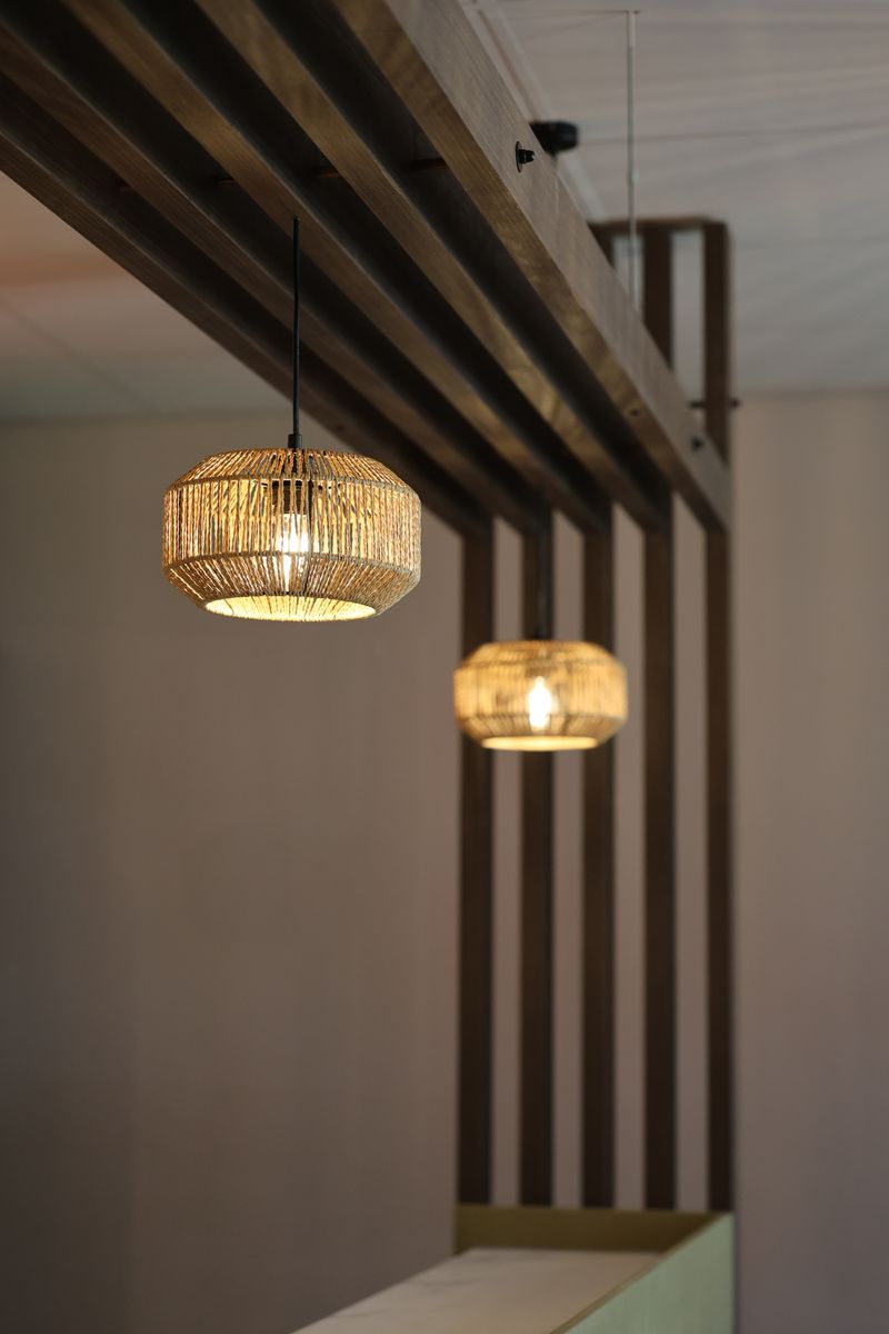 Sfeerbeeld van een badkamer met eiken meubel en lichte natuursteen