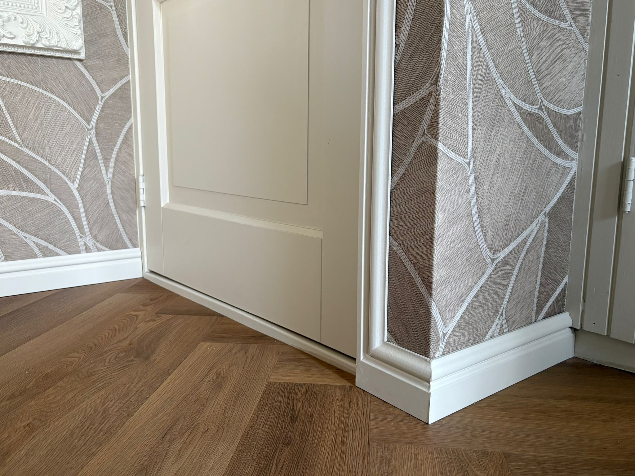 Binnendeur met afgewerkte plinten en wandbekleding