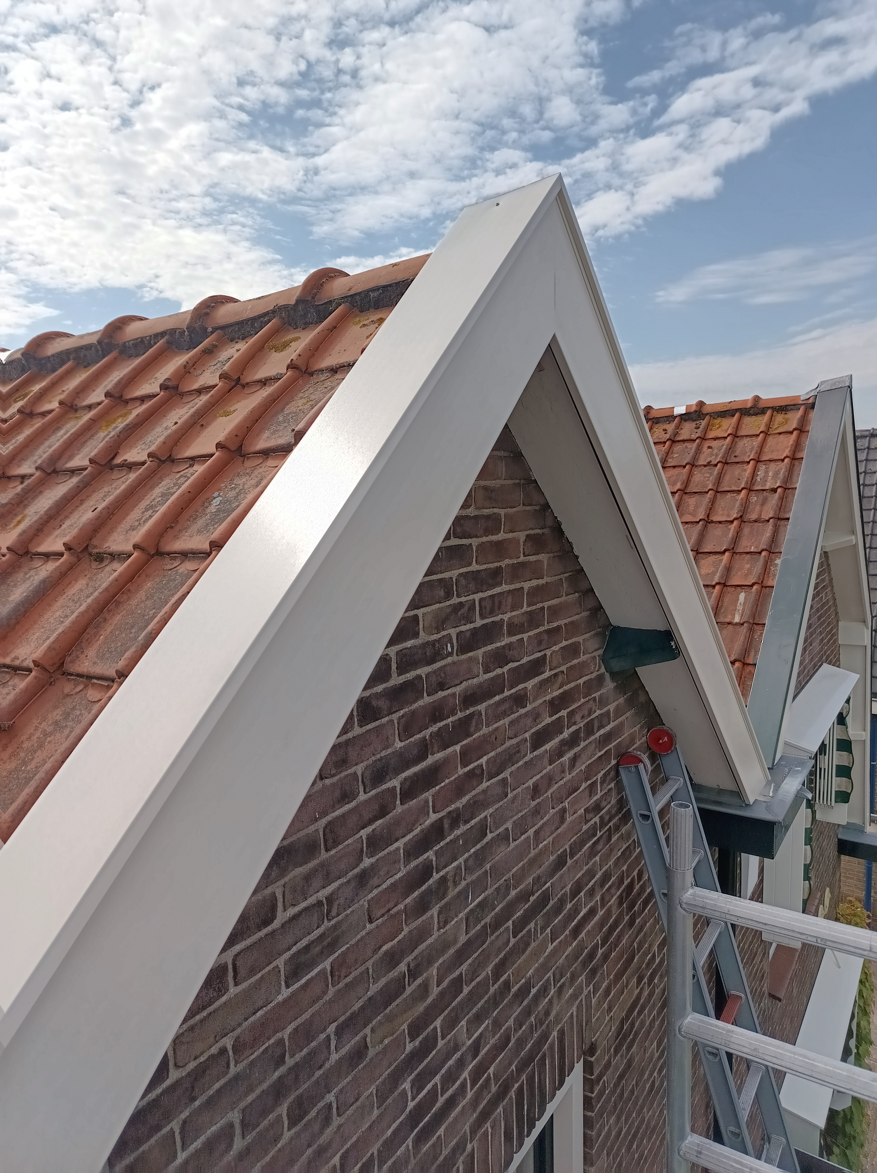 Witte windveren langs de schuine dakrand