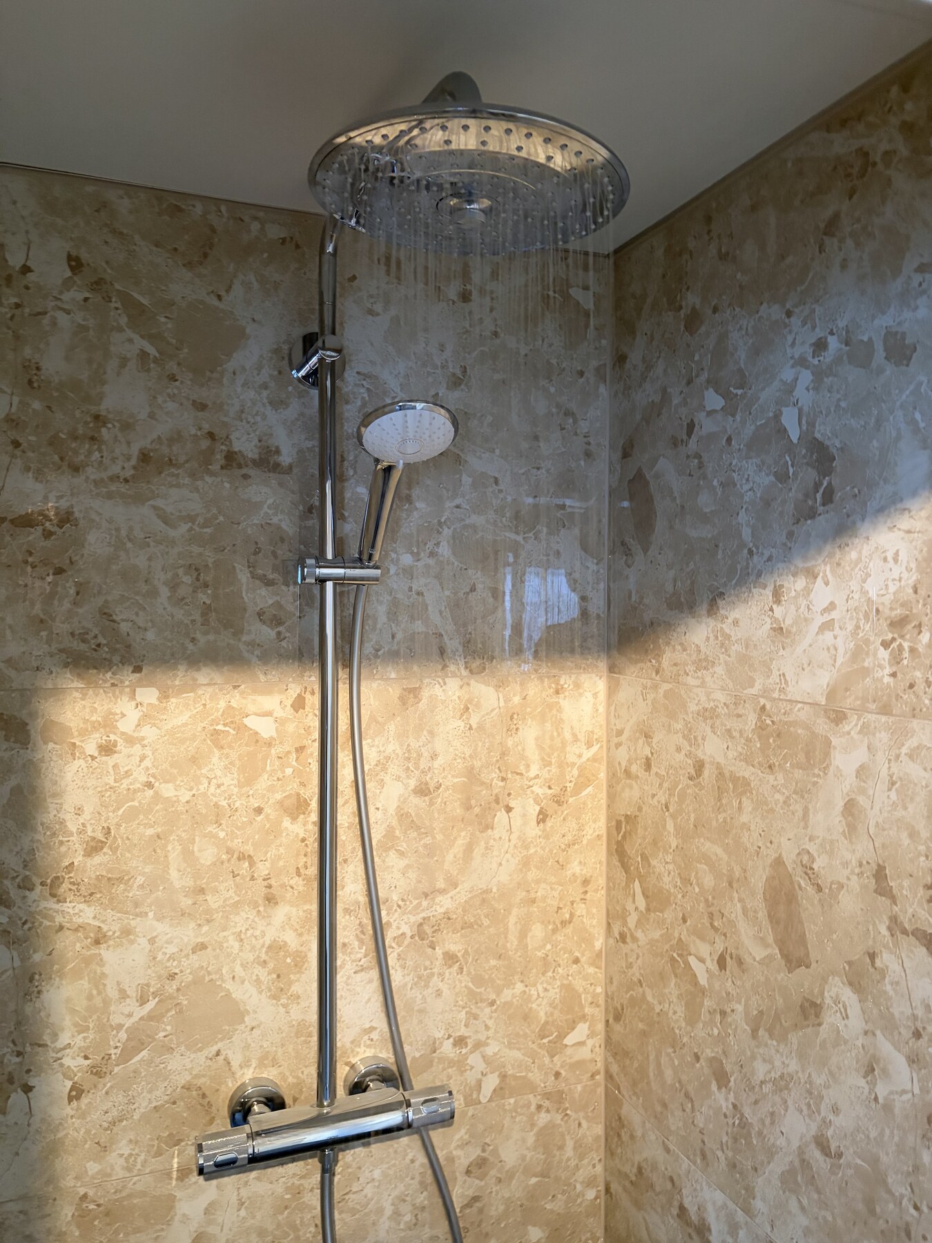 Douche met regendouche en natuursteenlook tegels