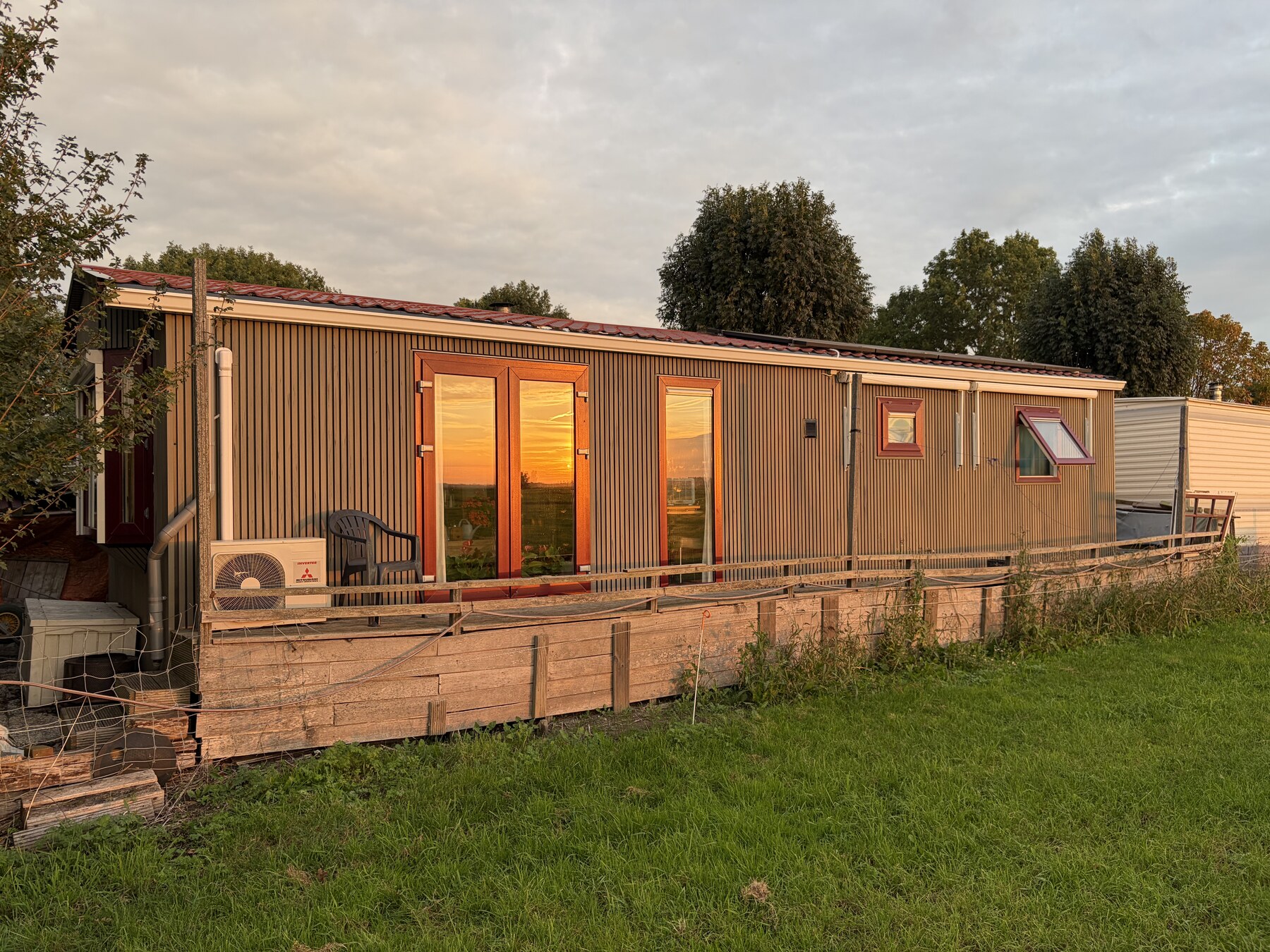 Houten gevelbekleding van een langwerpig gebouw